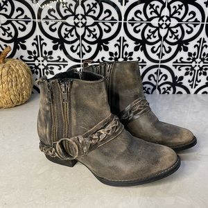 Very volatile ankle boots